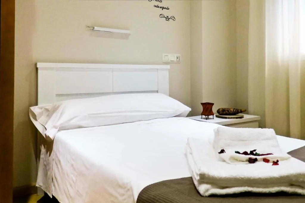 Habitación Individual con baño privado — Hostal Habitaciones Albero