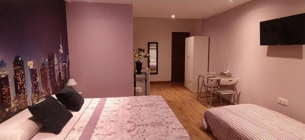 Vierpersoonskamer met eigen badkamer — Hostal Happystay