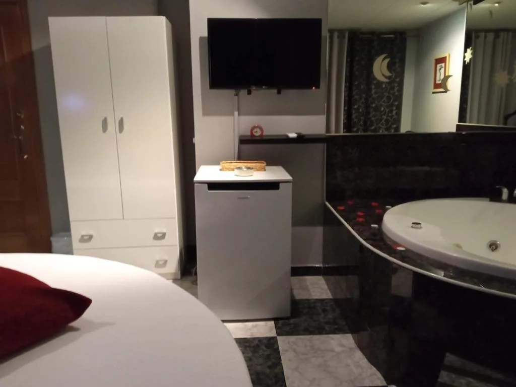 Deluxe kamer met extra groot tweepersoonsbed — Hostal Happystay