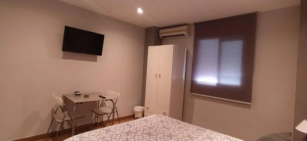 Tweepersoonskamer met eigen badkamer — Hostal Happystay