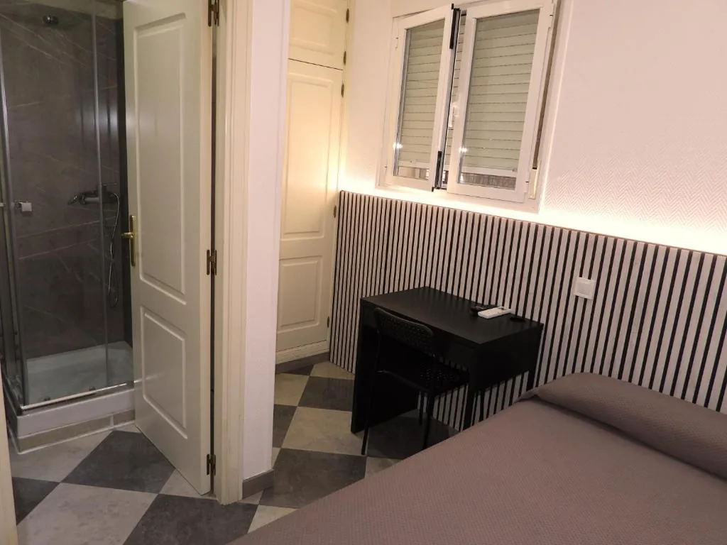 Quarto Individual Standard com duche — HOSTAL HENARES
