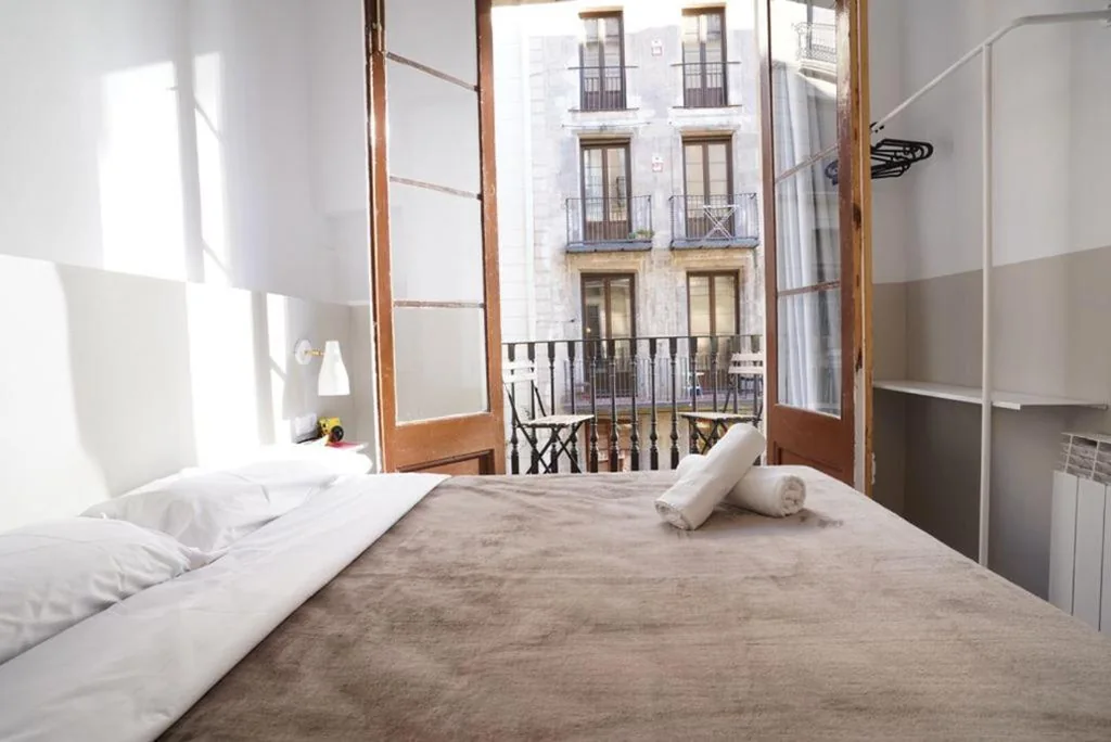 バルコニー付きダブルルーム — Hostal Hera