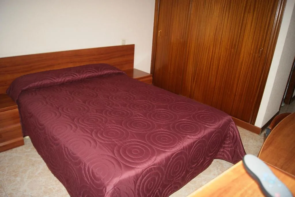 Zimmer mit großem Bett — Hostal Hermanos Gutierrez