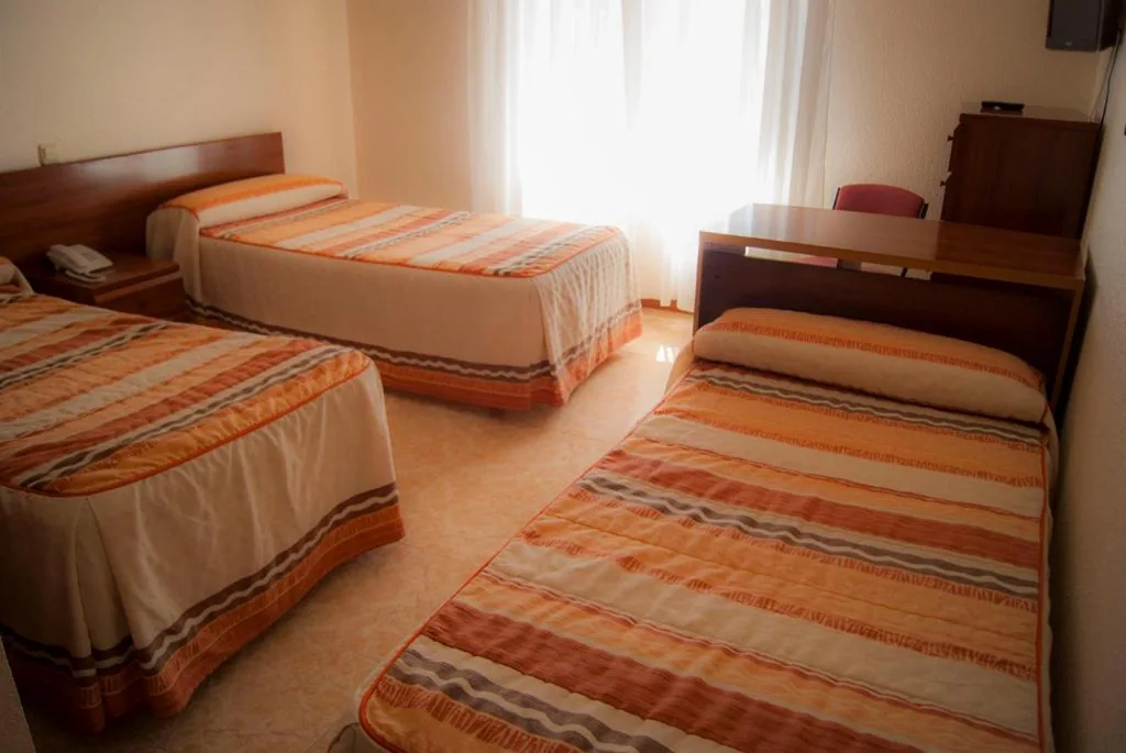 Einfaches Dreibettzimmer — Hostal Hermanos Gutierrez