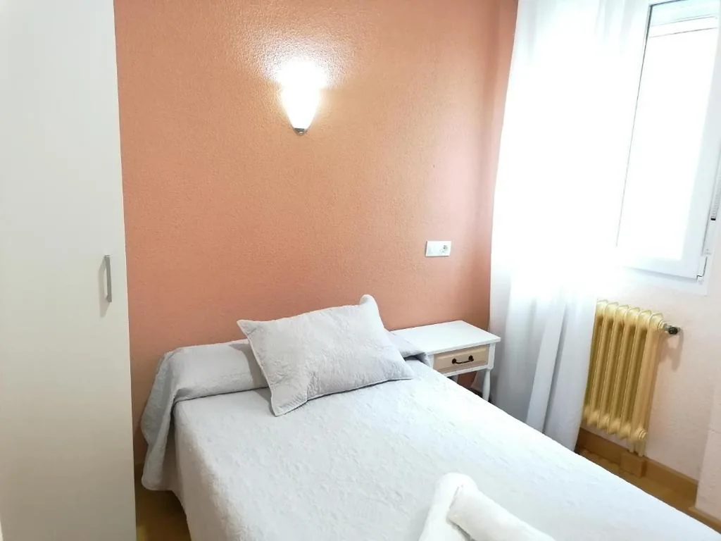 Quarto Individual Amplo — Hostal Hernan Cortes