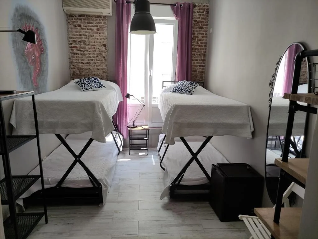 Camera quadrupla con bagno privato — Hostal Hispalense