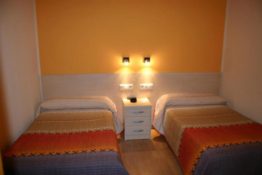 Quarto Duplo - 2 camas — Hostal Hispanico I