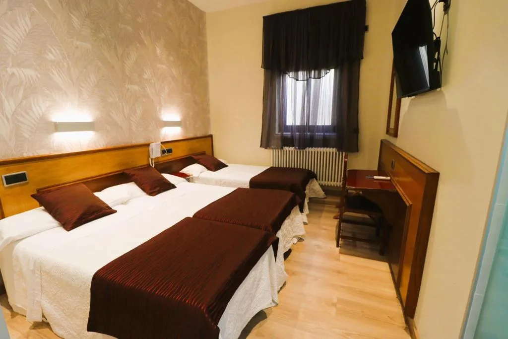 Habitación Triple — Hostal Hispano - Argentino Gran Vía