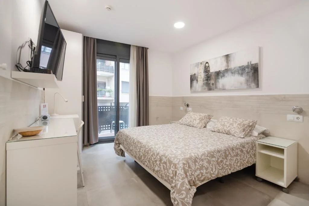 Camera doppia con bagno privato e balcone — Hostal House