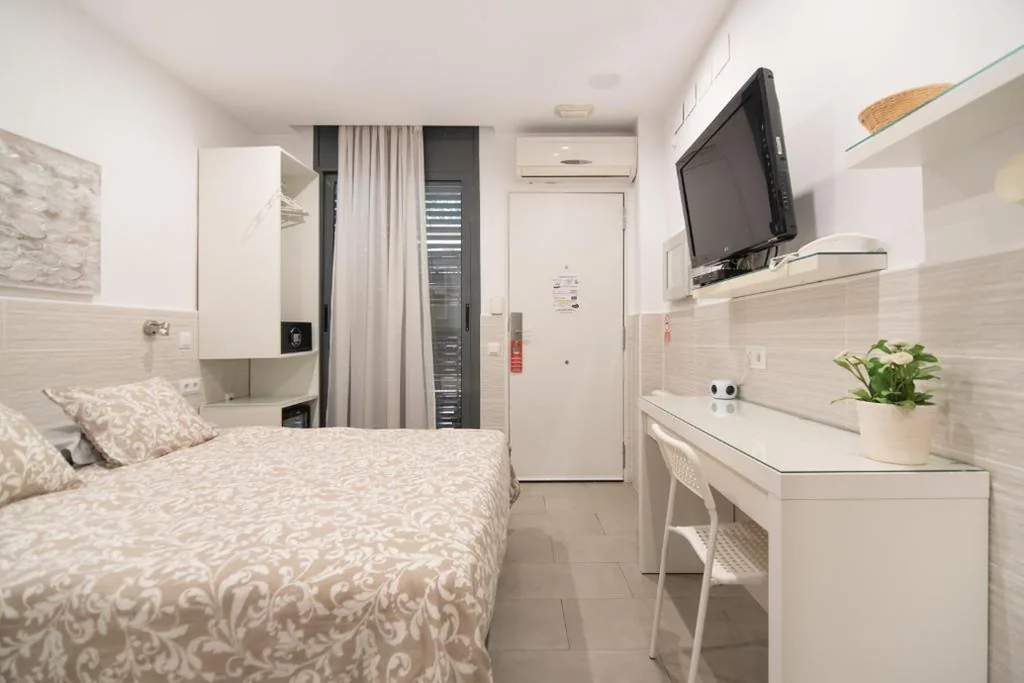 Camera doppia con bagno privato e vista sul patio — Hostal House