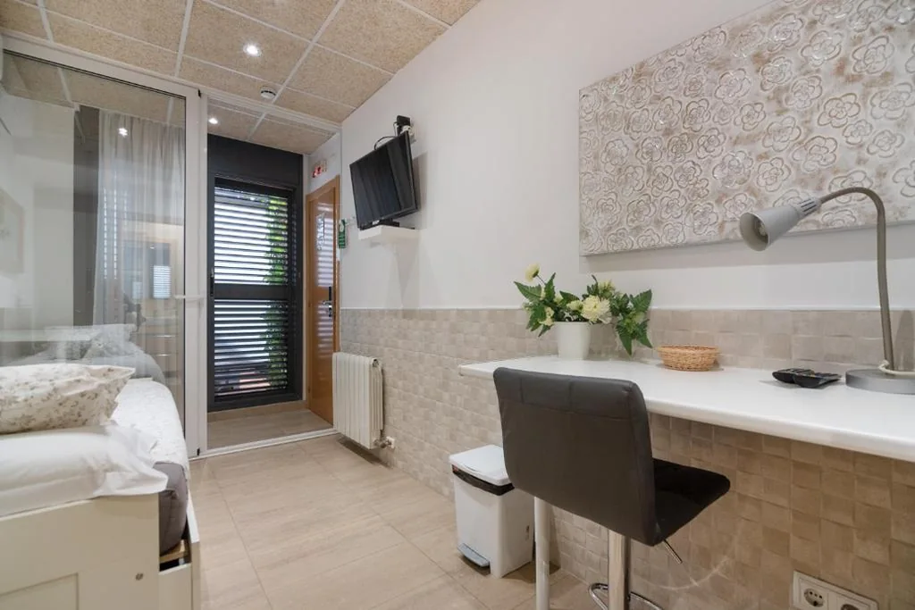 Camera singola con bagno privato — Hostal House