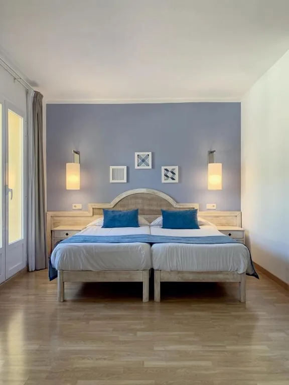 バルコニー付きダブルルーム（ツインベッド） — Hostal HPC Porto Colom
