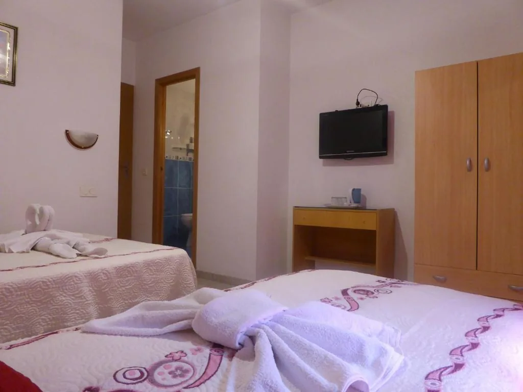 Habitación Triple — Hostal Huespedes Toledo