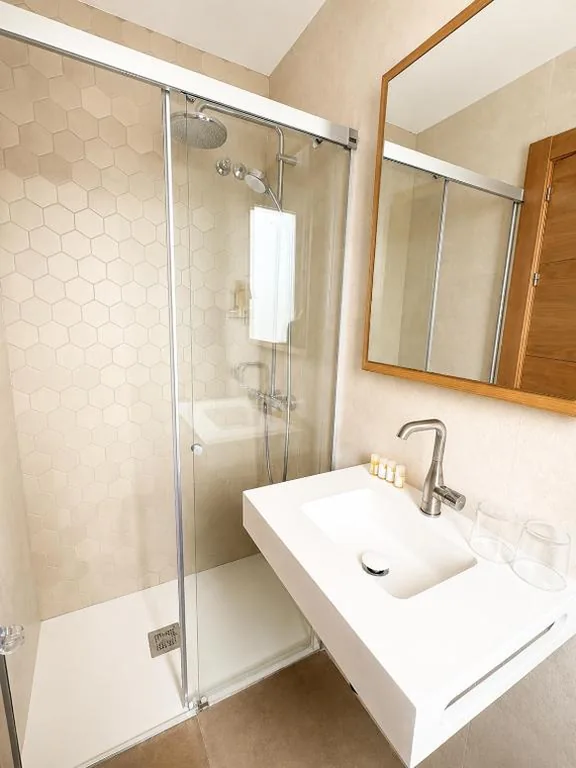 Doppelzimmer mit Balkon – 2 Betten — Hostal Ibaisek