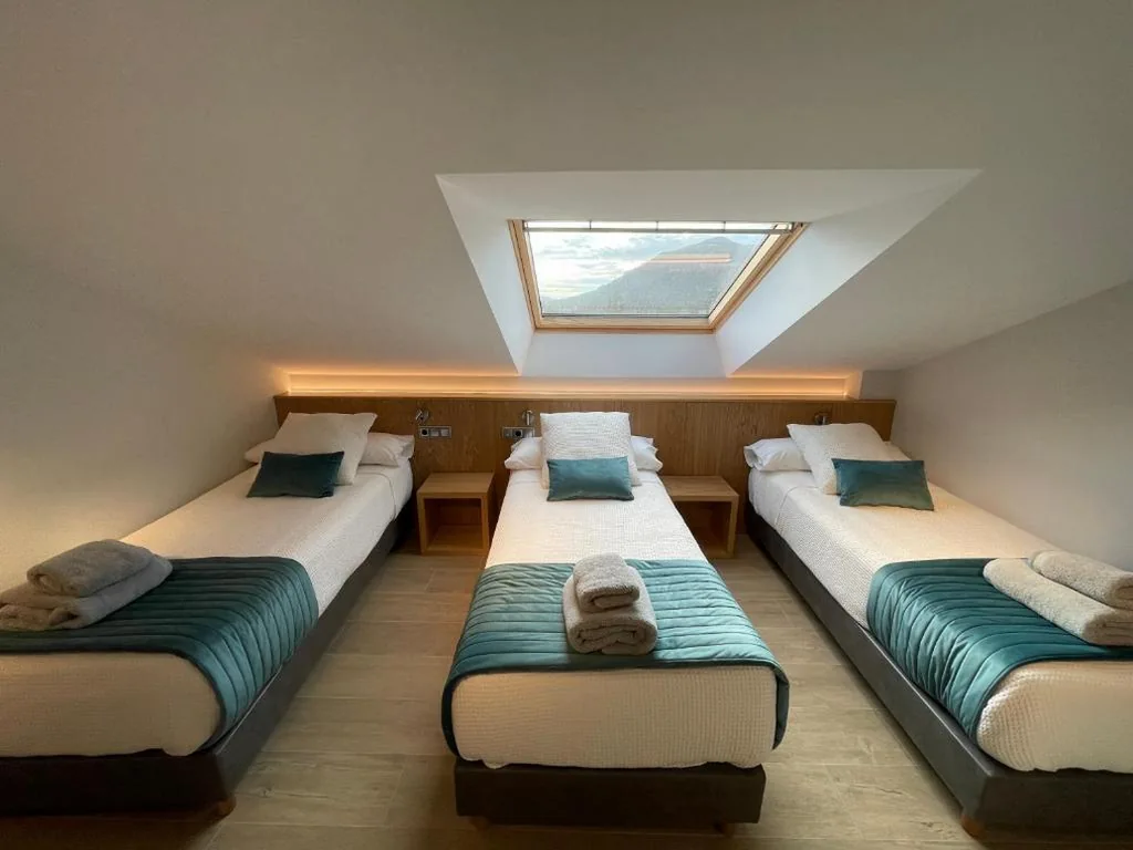 Doppelzimmer mit Zustellbett – 1 oder 2 Betten — Hostal Ibaisek