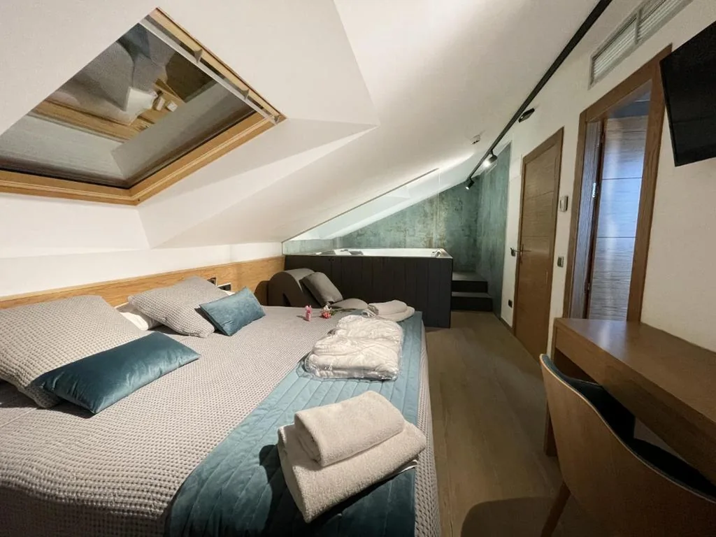 Suite mit Whirlpool — Hostal Ibaisek