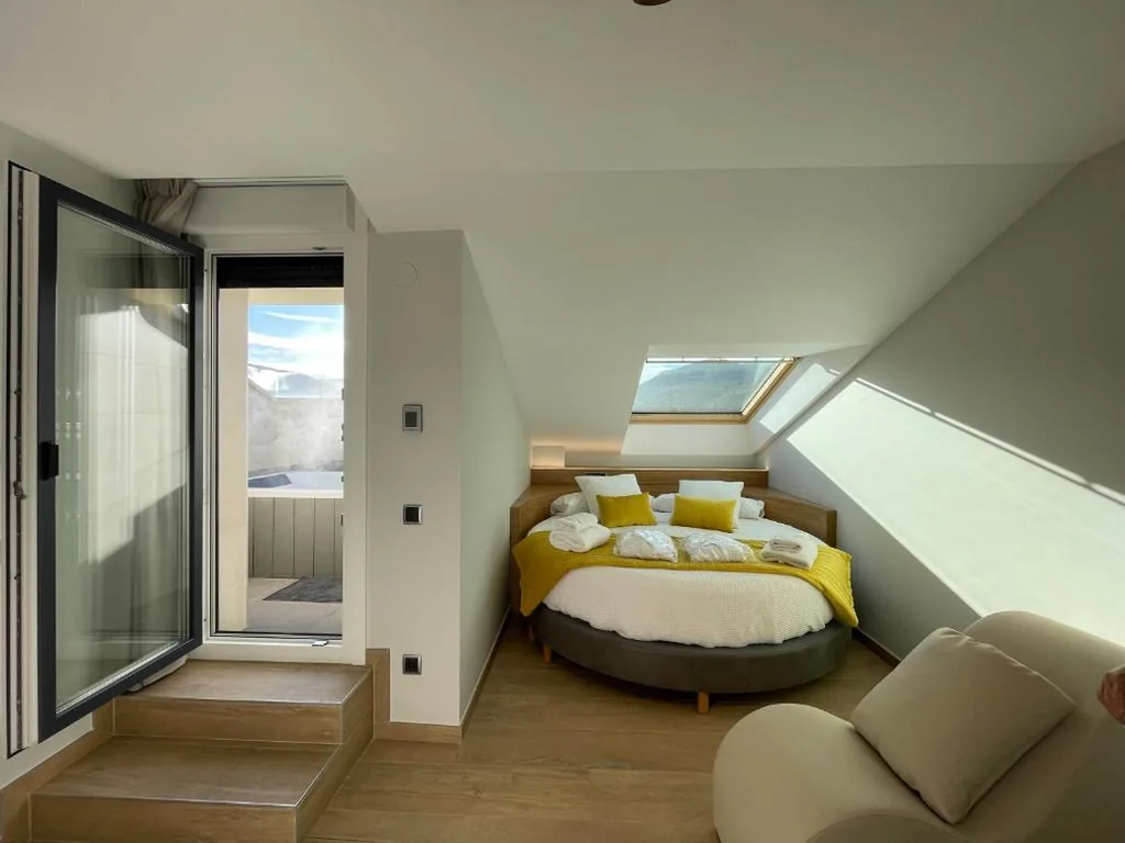 Deluxe-Suite mit Whirlpool — Hostal Ibaisek
