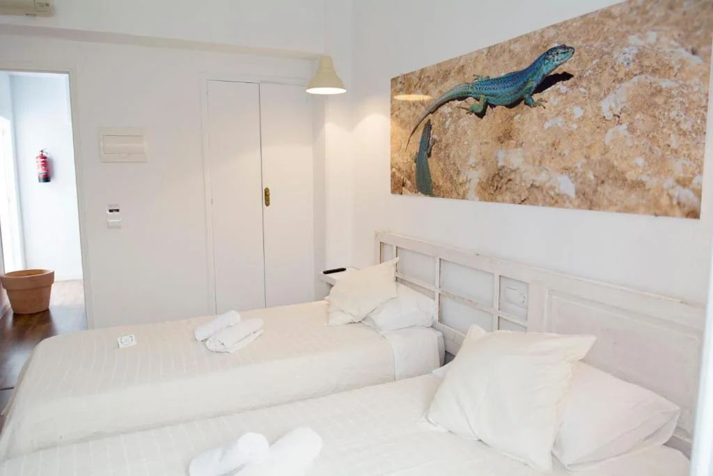 Habitación Doble con baño compartido - 2 camas — Hostal Ibiza