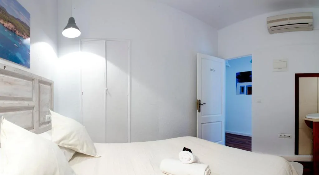 Habitación Doble con baño compartido — Hostal Ibiza