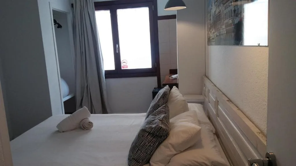 Habitación Doble Deluxe con ducha — Hostal Ibiza