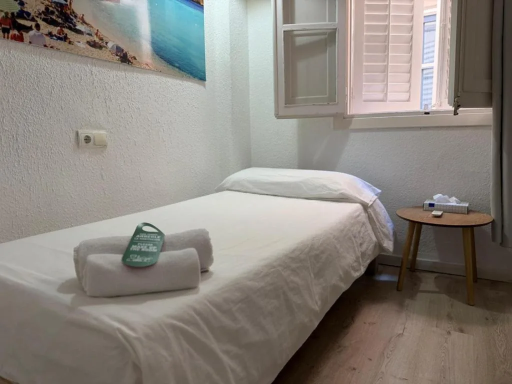 Habitación Individual con baño compartido — Hostal Ibiza