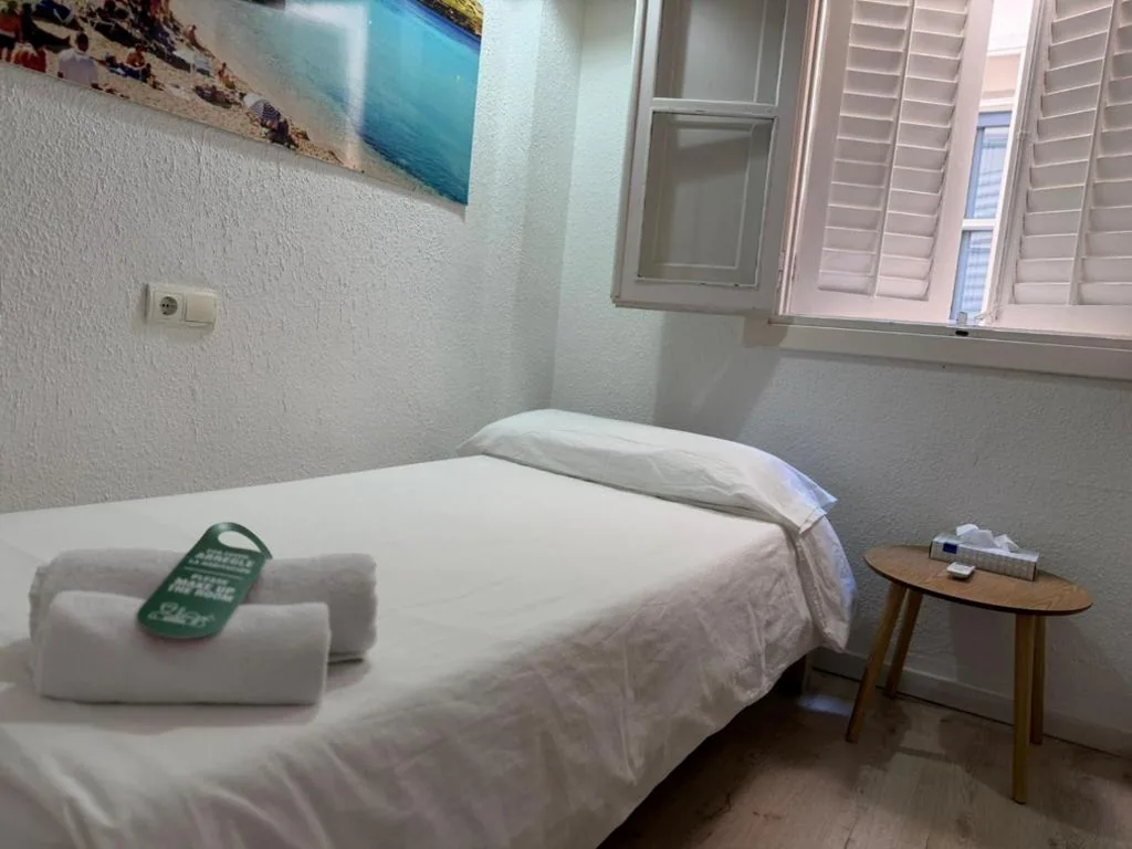 Habitación Individual con ducha — Hostal Ibiza