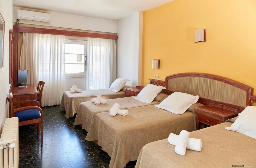 Quadruple Room — Hostal Illes Pitiüses