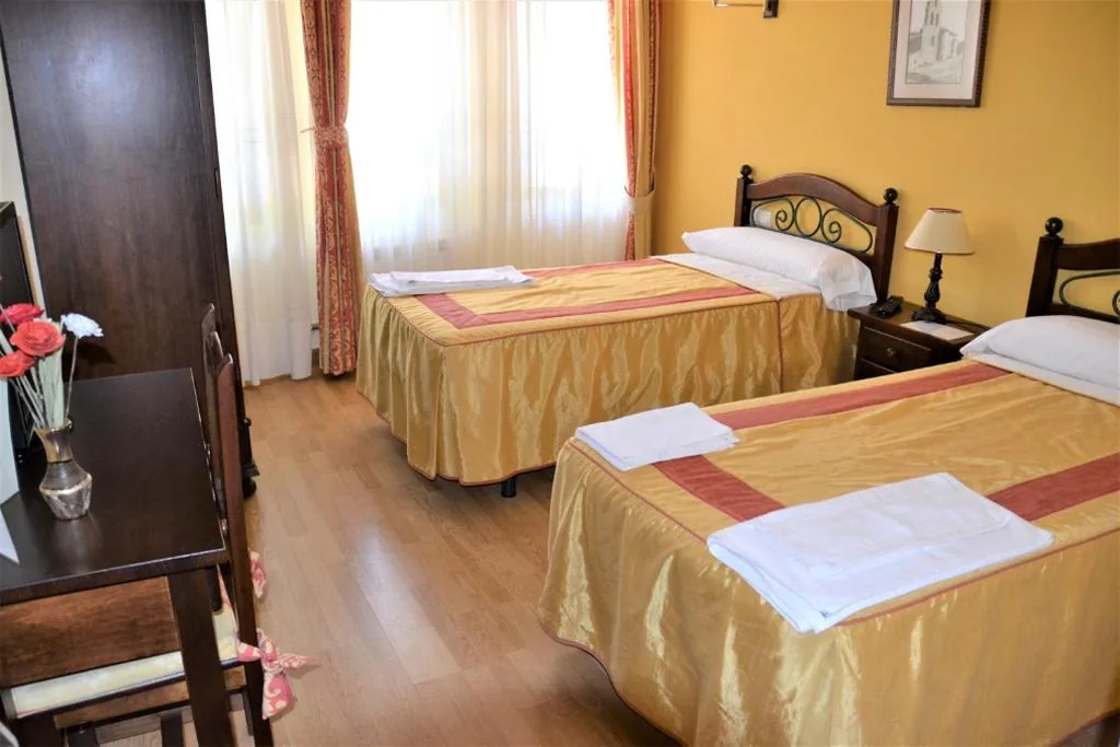 Tweepersoonskamer met 2 Aparte Bedden — Hostal Infanta Doña Leonor