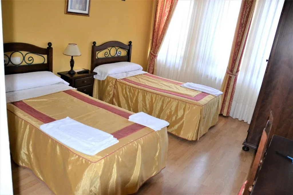 Tweepersoonskamer met 2 Aparte Bedden — Hostal Infanta Doña Leonor
