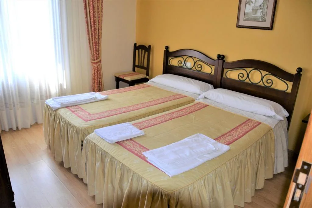 Tweepersoonskamer met 2 Aparte Bedden — Hostal Infanta Doña Leonor