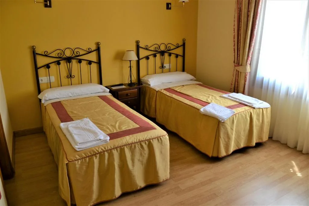 Tweepersoonskamer met eigen badkamer — Hostal Infanta Doña Leonor
