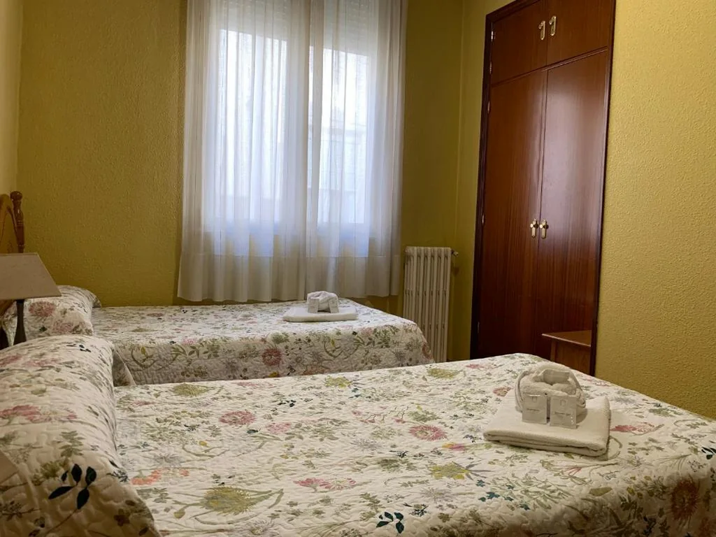 Camera doppia con letti singoli — Hostal Internacional