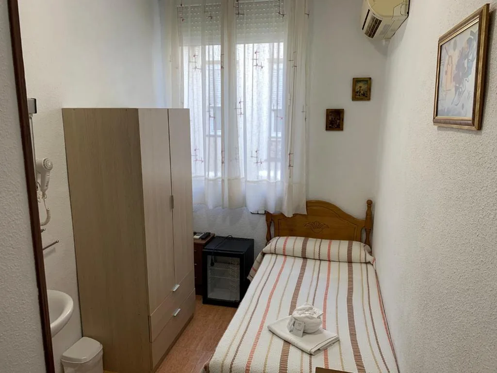 Camera singola con servizi igienici in comune — Hostal Internacional