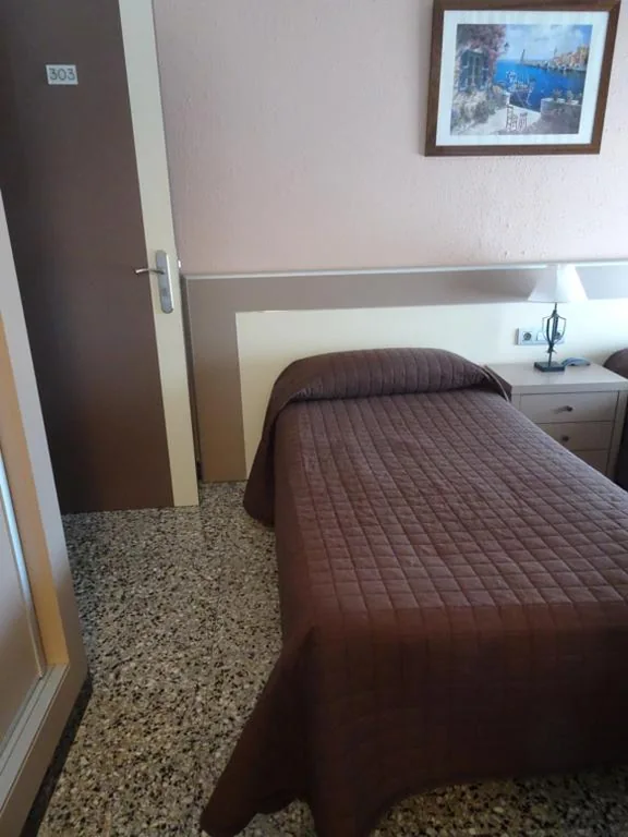 Camera singola con bagno privato — Hostal Internacional