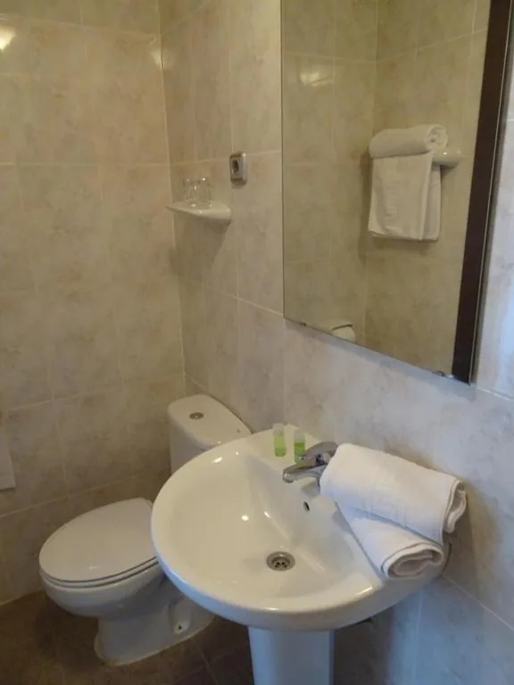 Camera tripla con bagno privato — Hostal Internacional