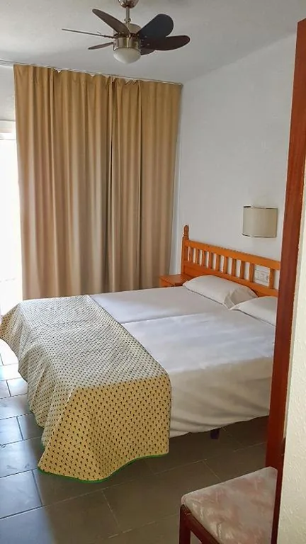 外向きツインルーム — Hostal Isabel