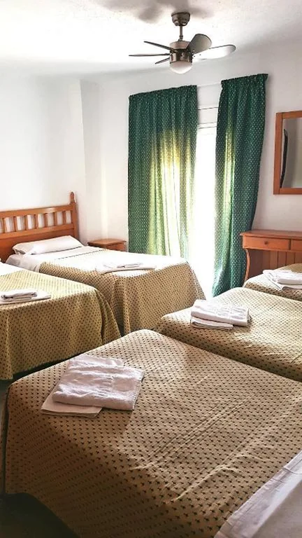 外向き5人部屋 — Hostal Isabel