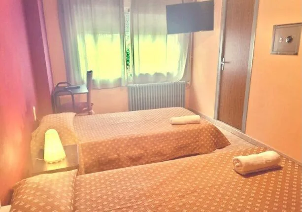 Camera doppia con bagno privato — Hostal Isla Cristina Mataro