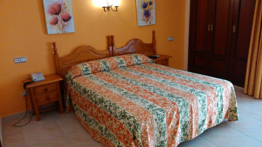 Camera con letto matrimoniale — Hostal Italia