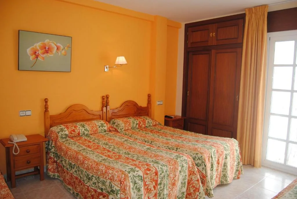 Camera Familiare (2 adulti + 1 bambino) — Hostal Italia