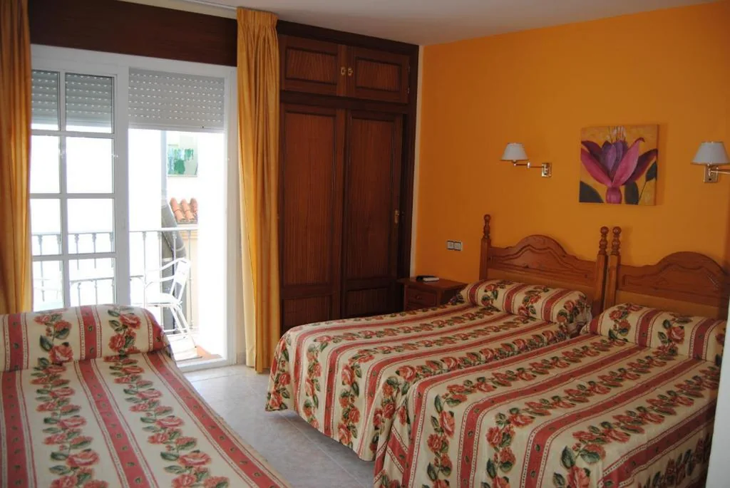 Camera Tripla (3 adulti) — Hostal Italia