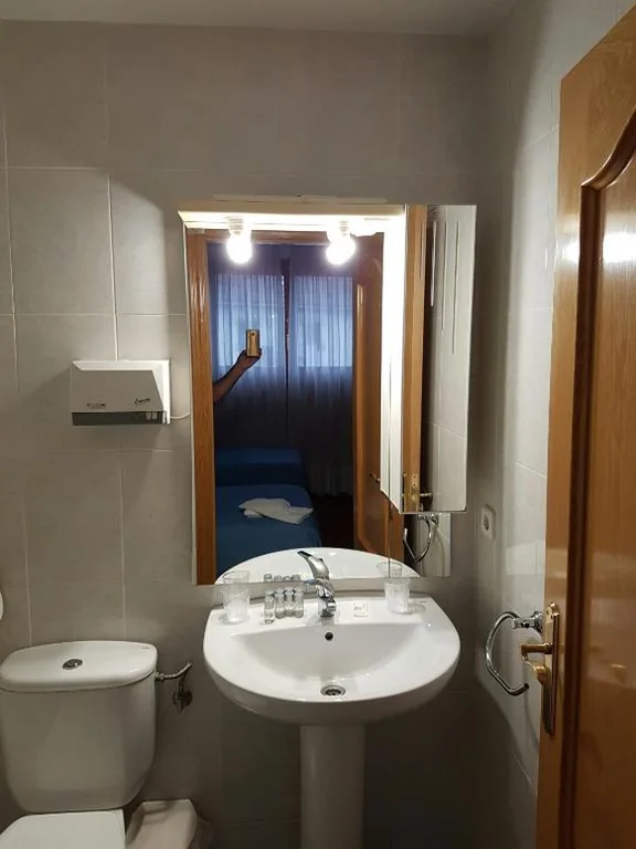 Doppelzimmer mit Bad - 1 oder 2 Betten — HOSTAL ITXASO-ENEA