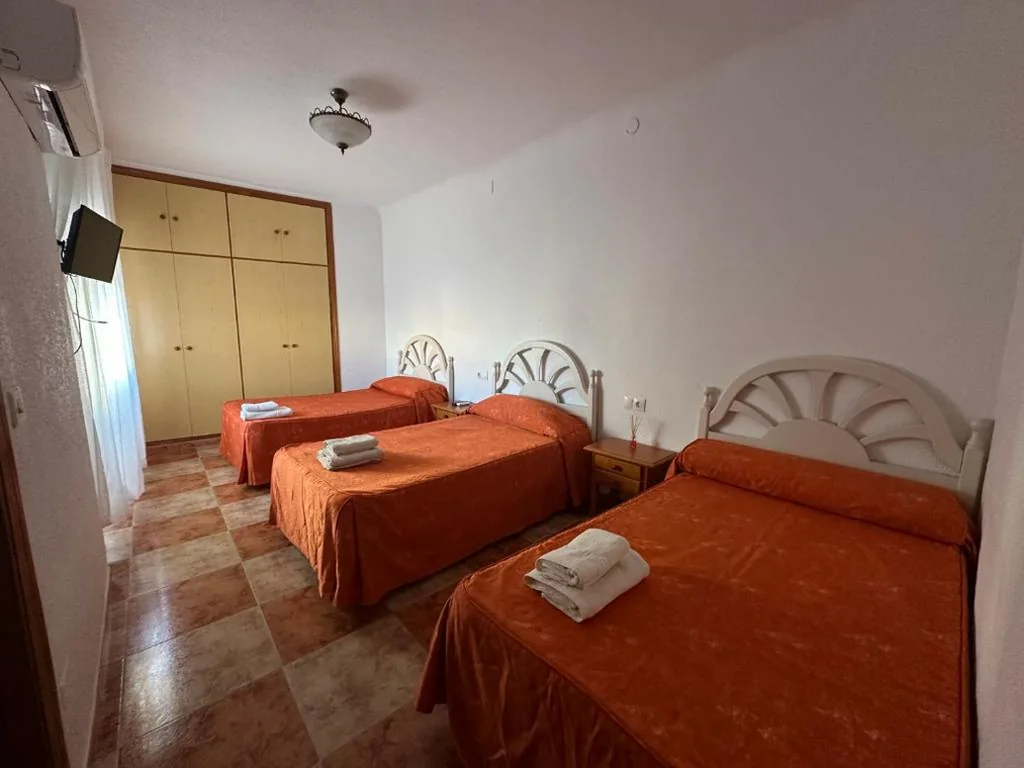 Habitación Triple — Hostal J&C