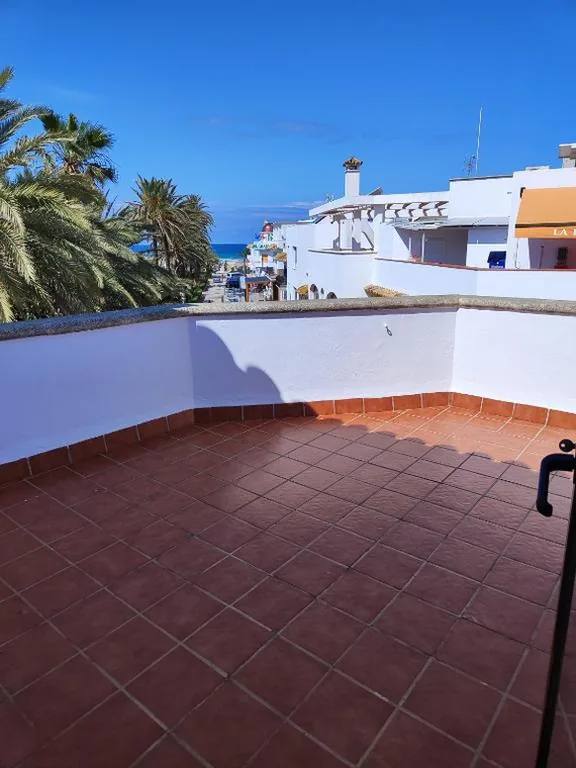 Habitación Triple con terraza — Hostal Jadraza