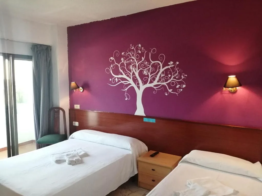 Habitación Triple con balcón — Hostal Jaime I