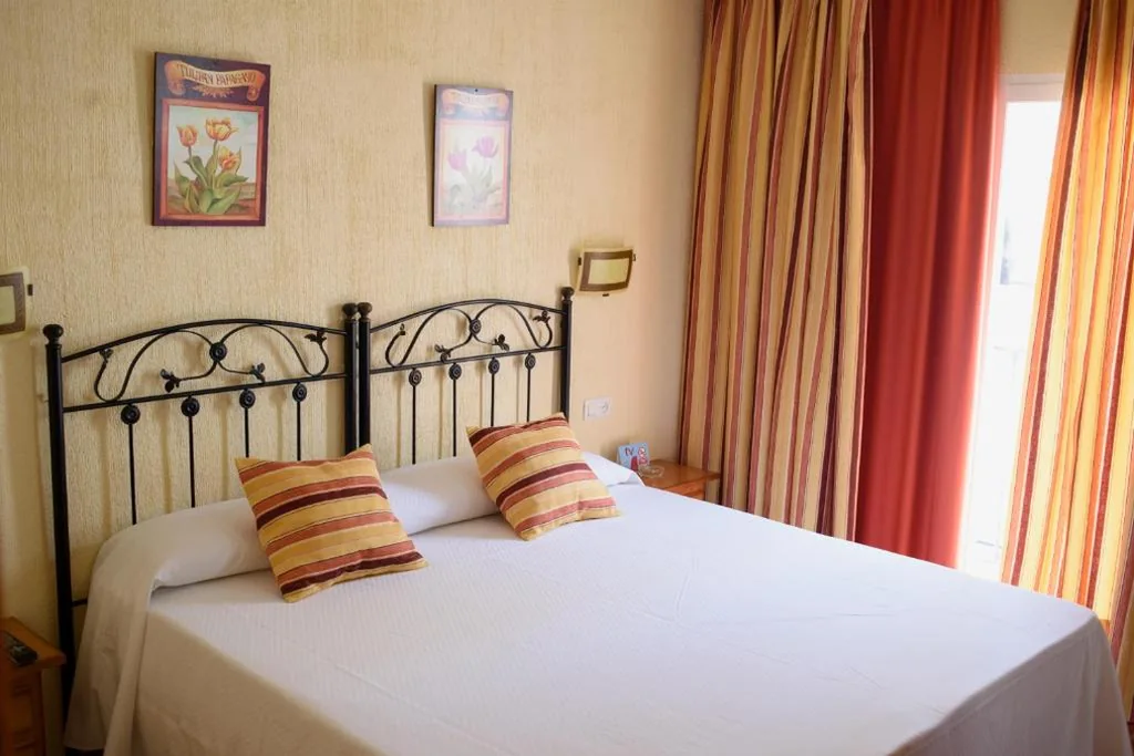 Habitación con cama extragrande y balcón — Hostal Jayma