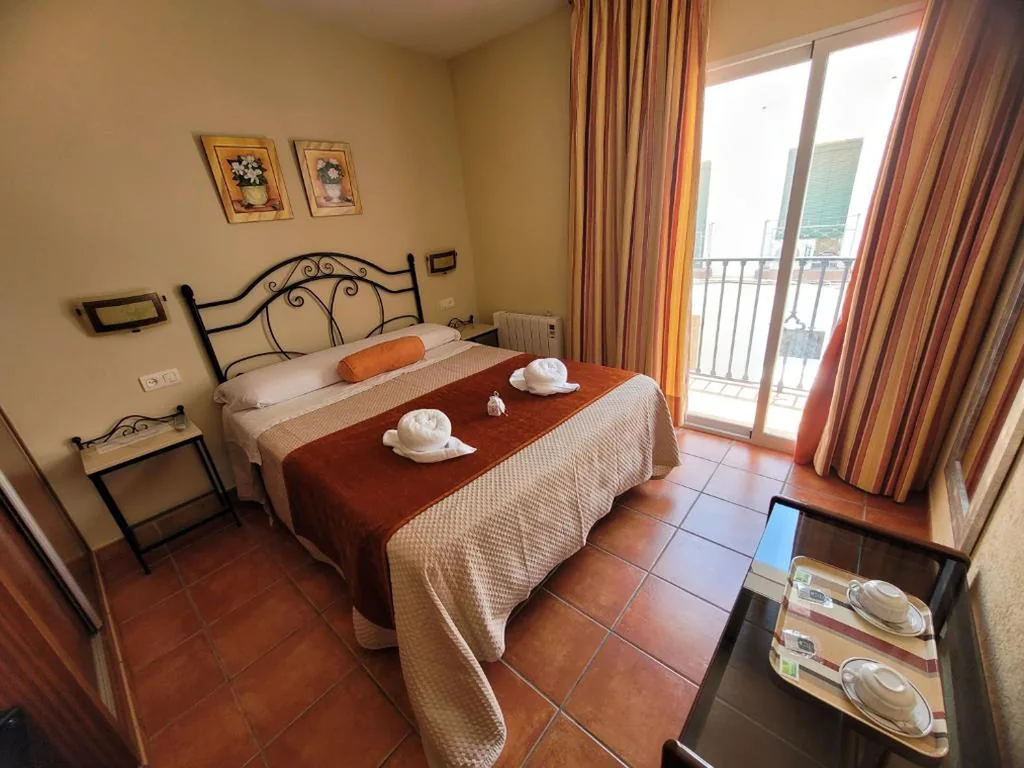 Habitación Doble con balcón — Hostal Jayma