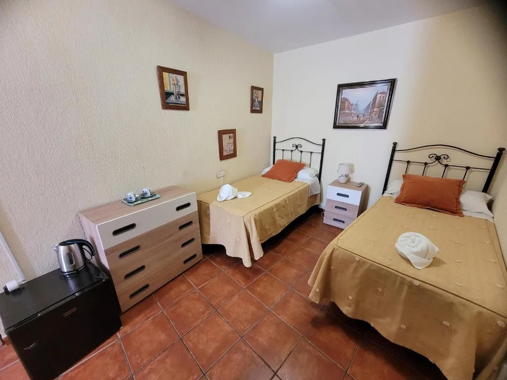 Habitación Doble situada en la planta baja - 2 camas — Hostal Jayma