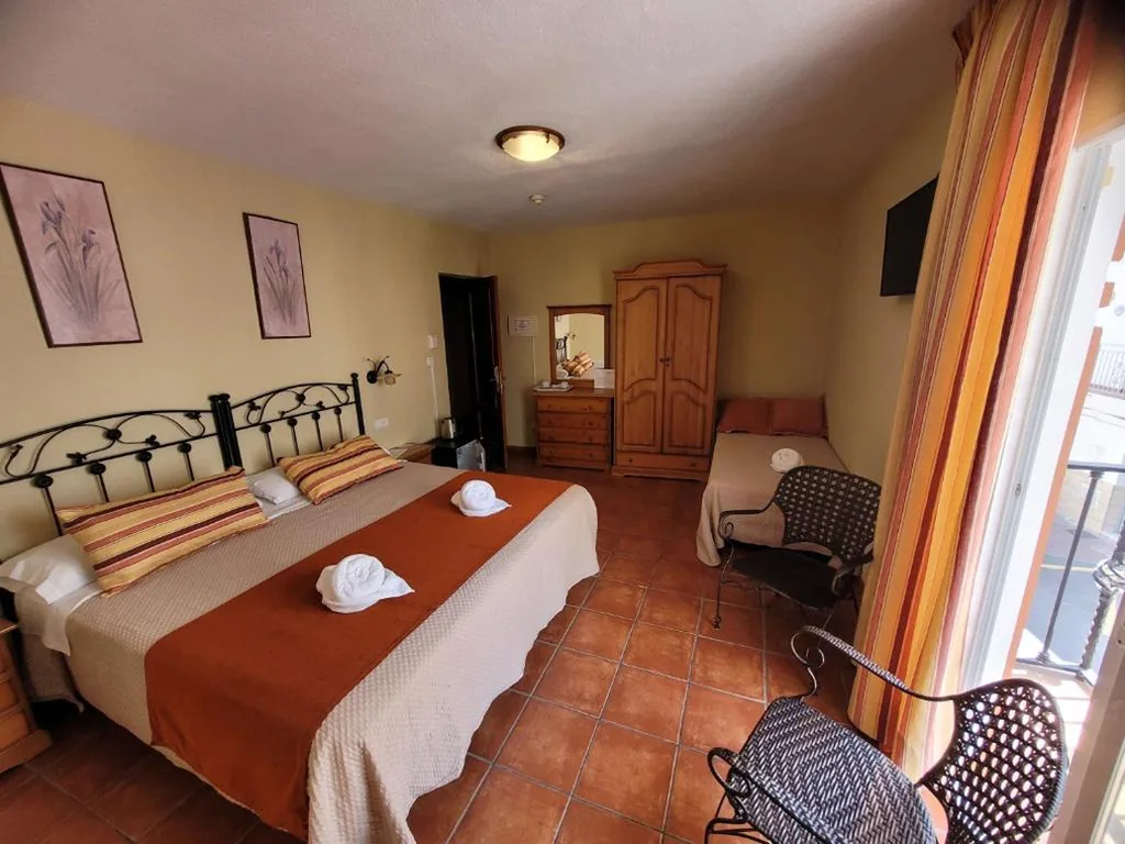 Habitación Triple Deluxe con balcón — Hostal Jayma