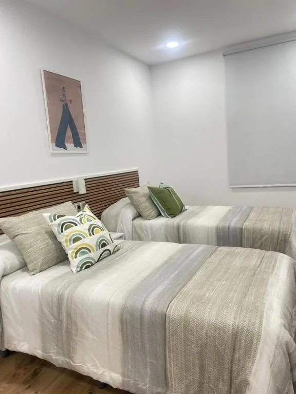 Driepersoonskamer met balkon — Hostal Jimena restaurante el Porvenir